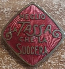 Distintivo goliardico ventennio  "Meglio la tassa che la suocera"