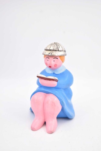 Statuina donna che legge con - statuina,