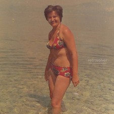 Attraente donna in bikini