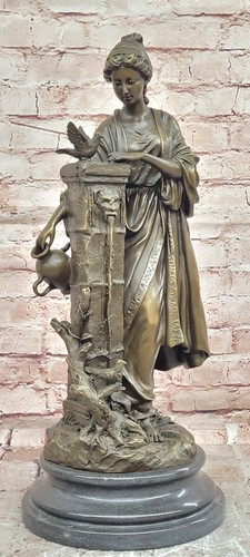 Statua dama mitologica firmata