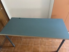 scrivania ikea grande e comoda per uffici o stanze.