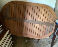 Tavolo  pieghevole salvaspazio di forma ovale in legno per giardino, terrazzo