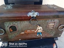 COFANETTO BAULETTO IN LEGNO CON CERNIERE METALLO DECORATO CON SCENA FORNAIO PANE