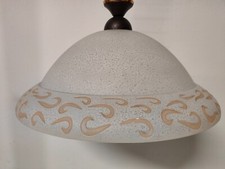 lampadario in vetro con bassorilievo decorato e colorato