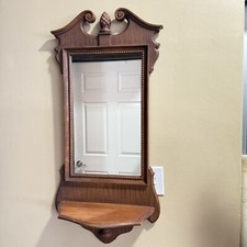 Specchio coloniale stile Chippendale finto legno con ripiano di Syroco/Dart 1972