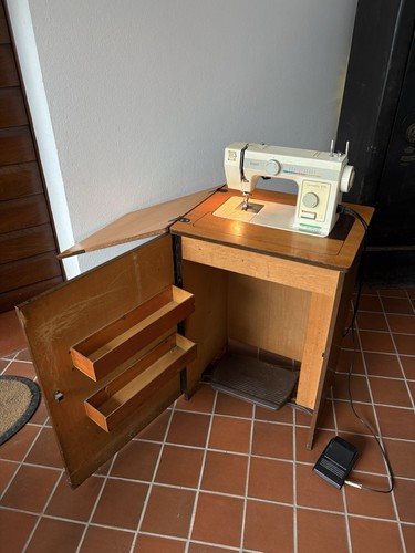 Macchina cucire con mobile - da,
