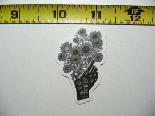 Mano con fiori selvatici - mano,
