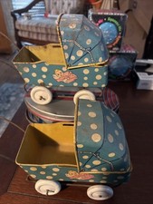 Tre giocattoli di latta