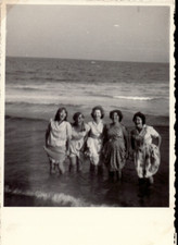 FOTO ANNI 50 - RAGAZZE AL MARE CON I PIEDI IN ACQUA -