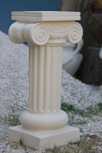 Colonna capitello di - in,