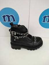 Melania Tronchetto con lacci e