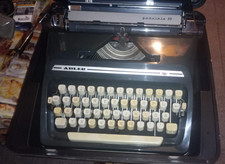 Macchina da scrivere vintage portatile Adler Gabriele 35