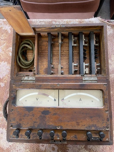 Antico vecchio voltmetro