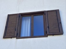 FINESTRA in PVC Noce doppio vetro completa con Persiana Lamelle mobili e Telaio