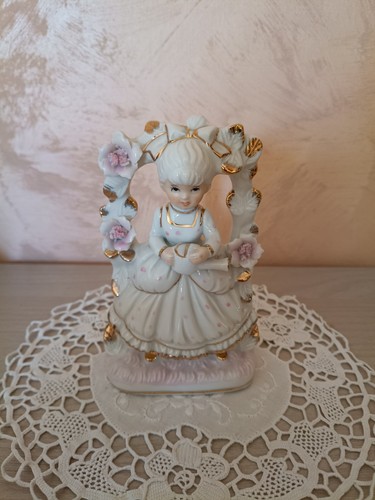 Vecchia statuetta bambina con