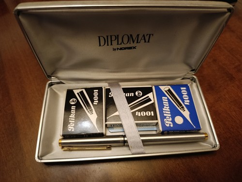 Diplomat noris penna - by,