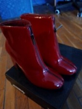 un paio di stivaletti rossi di
