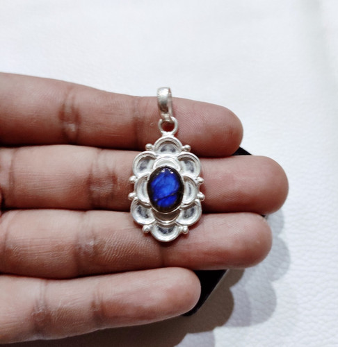 Collana con pietre preziose