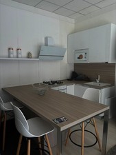 CUCINA ANGOLARE BIANCO LUCIDO 256x230x156 CM CON PENISOLA – USATA