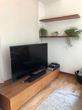 mobile sala moderno in ciliegio, cassettone a tre scomparti, +2 mensole 121x32