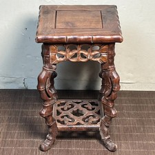 Base quadrata intagliata in