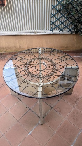 Tavolo rotondo con - , piano