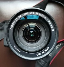 Canon EOS 600D con obiettivo EF-S 18-135mm