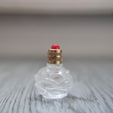 Miniature de parfum vide, bouteille en verre de forme rose, couleur rouge