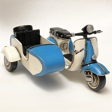 Scooter VESPA blu con sidecar