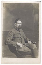 FOTO RITRATTO MILITARE SOLDATO CON BAFFI SEDUTO PRIMA GUERRA