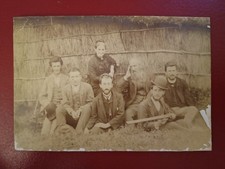 FOTO SU CARTONCINO cm 16 x 11 - RITRATTO FAMILIARE SFONDO CAPANNA DI FINE'800