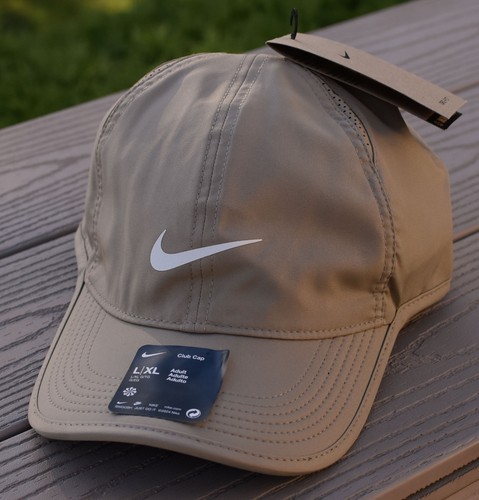 Cappello nuovo con etichette