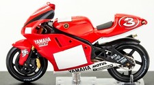 Yamaha YZR500 Max Biaggi 2001 Scala 1:24 Modellino Classe 500 MotoGP Numero 3