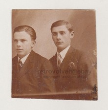 Due giovani uomini belli e