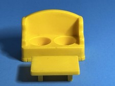 Divano e tavolino giallo