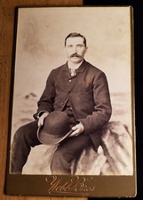 sitzender Mann mit Bart & Hut