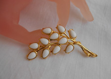 Spilla TRIFARI foglie con lucite bianca oro trifanium collezione botanica