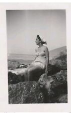 17104. Fotografia d'epoca donna  sexy gambe costume mare italia aa '50 - 9,5x6