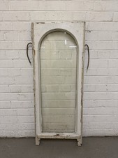 Vecchia finestra a battente in