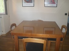 tavolo e 4 sedie, piu' tavolino da caffe'