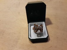 BELLISSIMO ANELLO COMPRENSIVO DI SCATOLINA REGALO MANCA UNA PIETRA VEDI FOTO 