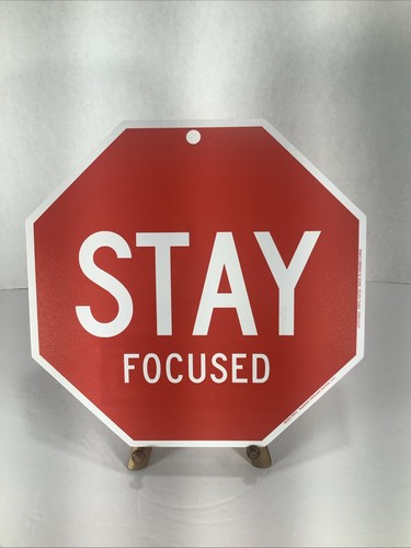 Insegna stop stay - stop, focused"