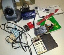 Lotto Ufficio Hobby Calcolatrici Videocamera Telefono Orologio 2 Zippo Calimero