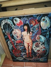 Bellissima Ragazza afflitta da tanti Mostri accanto a lei