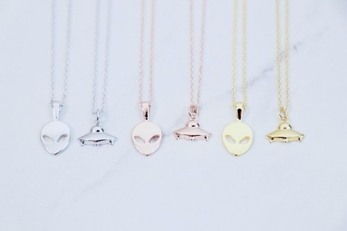 Collana con ciondolo alieno - , o