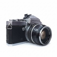 Fotocamera reflex pellicola vintage Nikkormat FT | Corpo Nikon classico con obiettivo 50 mm