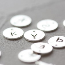 Ciondolo alfabeto in ottone