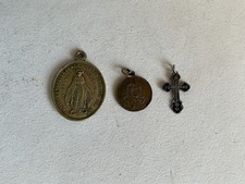 RELIGIOUS PENDANT MEDALLION o