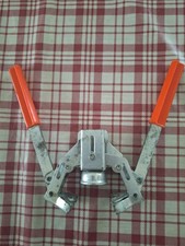 tappatrice con ganasce per