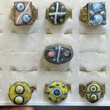 Lotto di 7 anelli in vetro a mosaico stile antico romano placcati oro con spl...